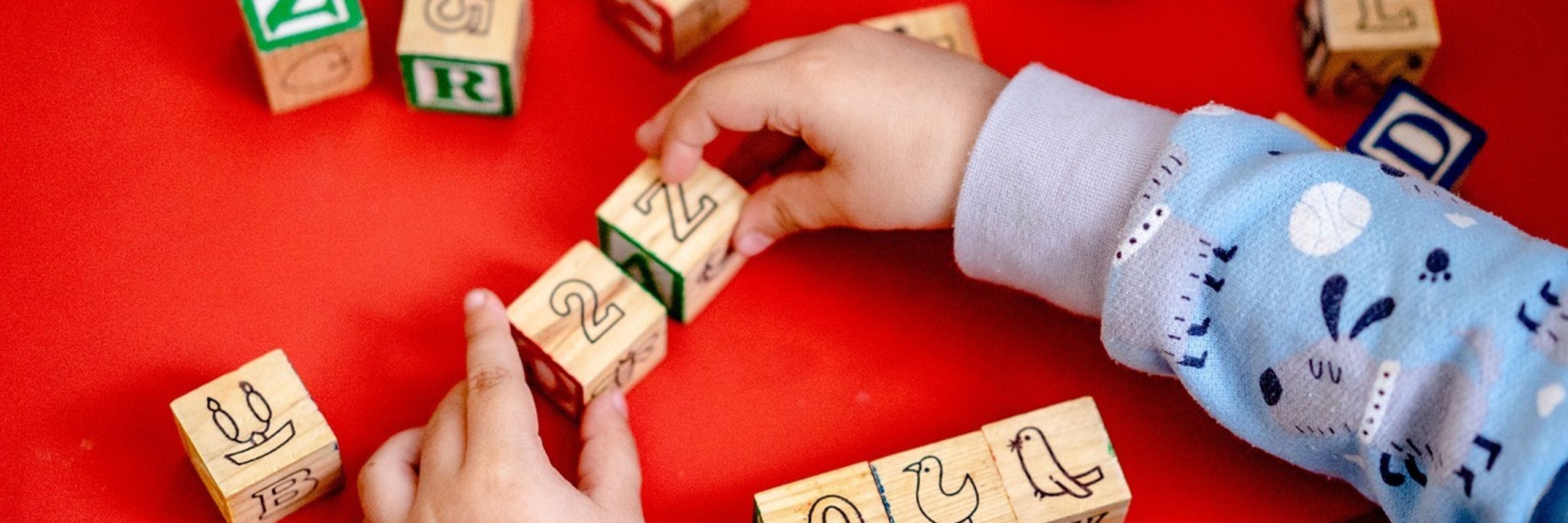 Kind spielt mit Holzblöcken