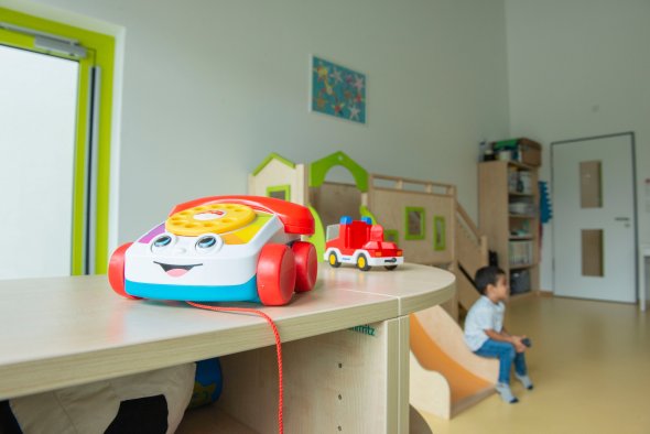 Seesterngruppe Innenansicht Regal mit Spieltelefon