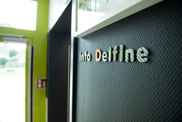 Eingangsbereich Delfingruppe mit Magneten "Info Delfin