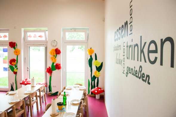 Mensa Seitenansicht mit gedeckten Tischen