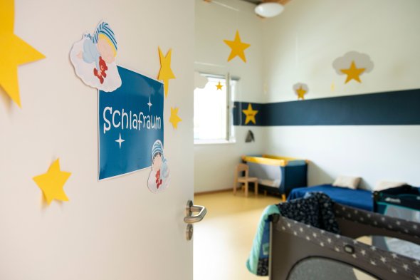 Schlafraum Minis Türeingang mit stehenden Betten