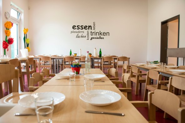 Mensa mit gedeckten Tischen der Casa Feliz