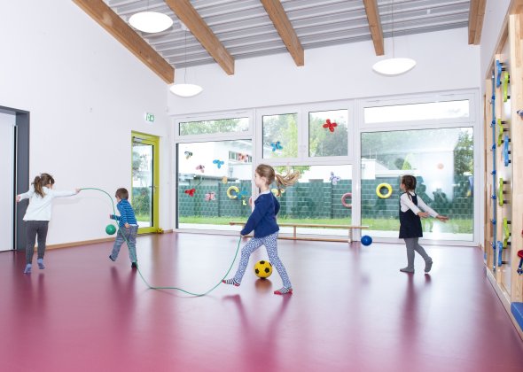 Spielende Kinder in der Turnhalle der Casa Feliz