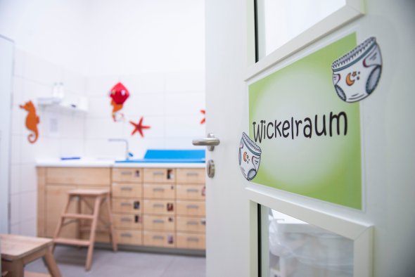 Wickelraum mit offener Tür der Casa Feliz