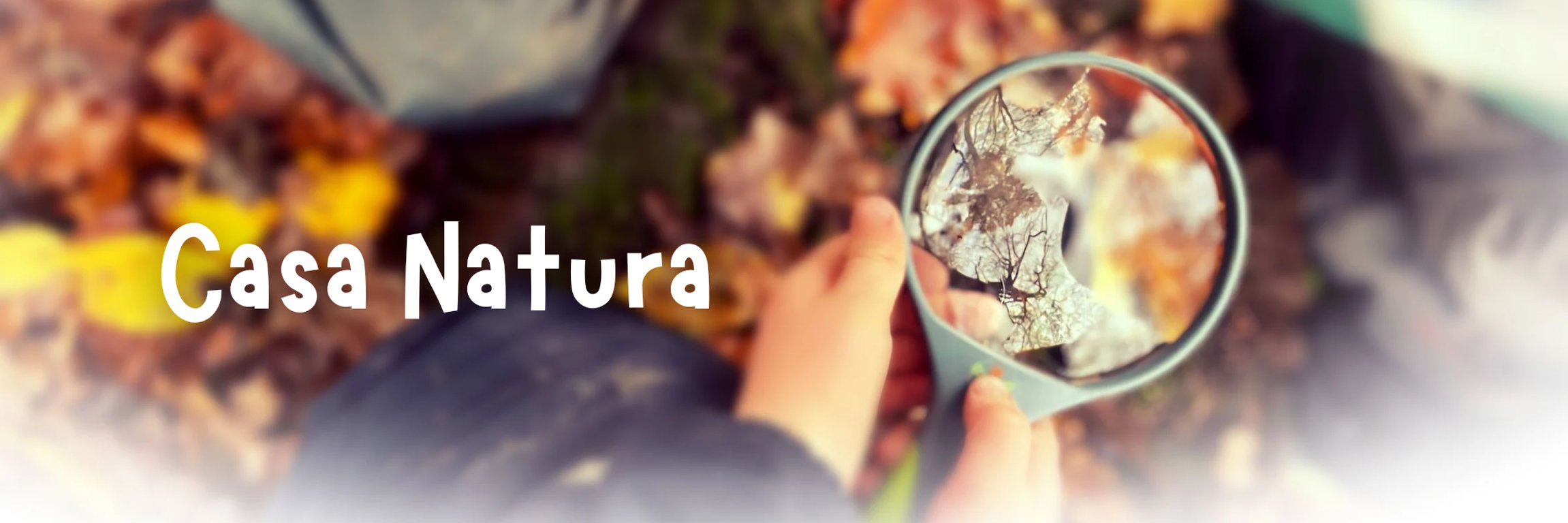 Kinderhände halten eine Lupe im Laubwald, dazu der Schriftzug Casa Natura