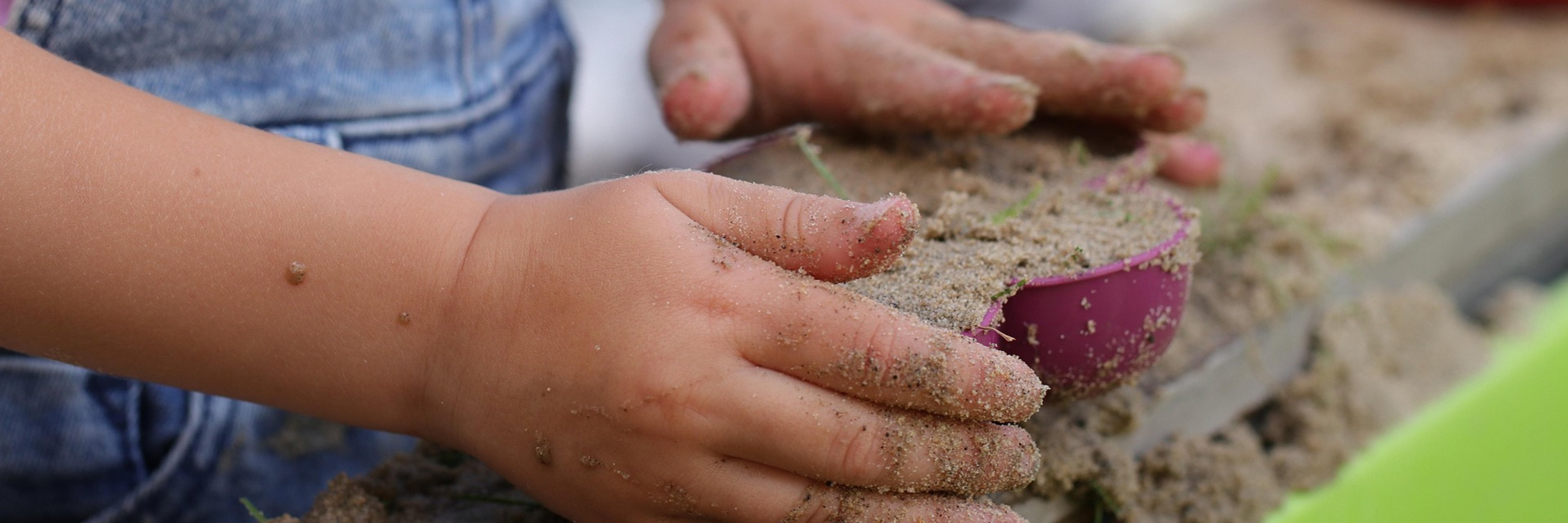 Kinderhände im Sandkasten