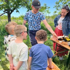 Kinder bekommen etwas erklärt Kinder bekommen etwas erklärt