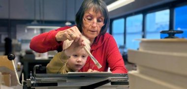 Kind in Buchbinderei