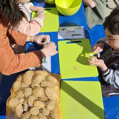 Kinder bereiten Essen zu