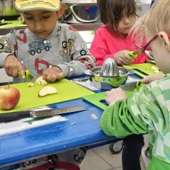 Kinder bereiten Essen zu