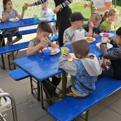 Kinder essen ihre zubereitete Mahlzeit