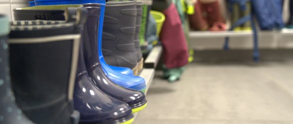 Aufgereihte Gummistiefel