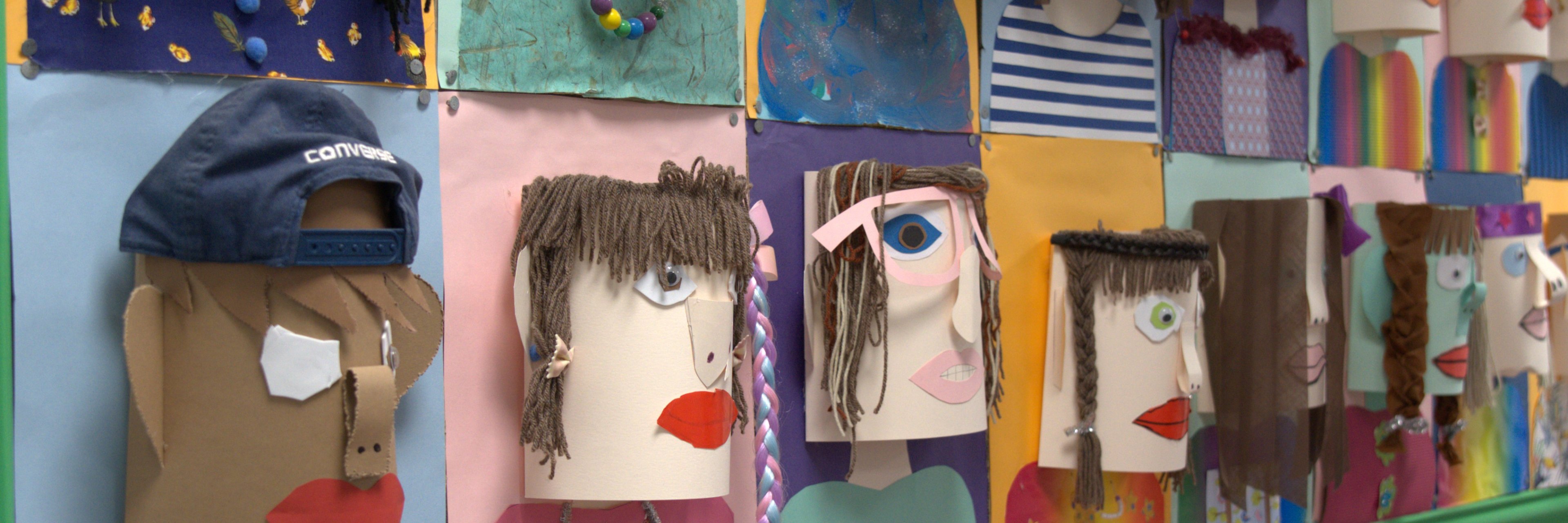 Gebastelte Selbstportraits der Kinder