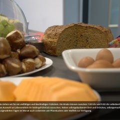 Große Auswahl verschiedener Lebensmittel beim Frühstück