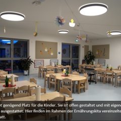 Verschieden Tischgruppen an denen die Kinder Frühstück- und MIttagessen einnehmen können
