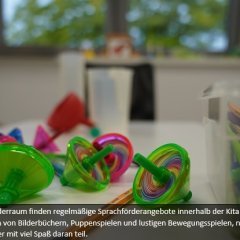 Verschiedene Förderspielzeuge auf dem Tisch des Förderraums