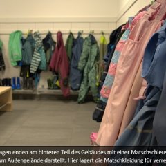 Verschiedene Matschsachen von Kindern aufgehangen in der Matschschleuse